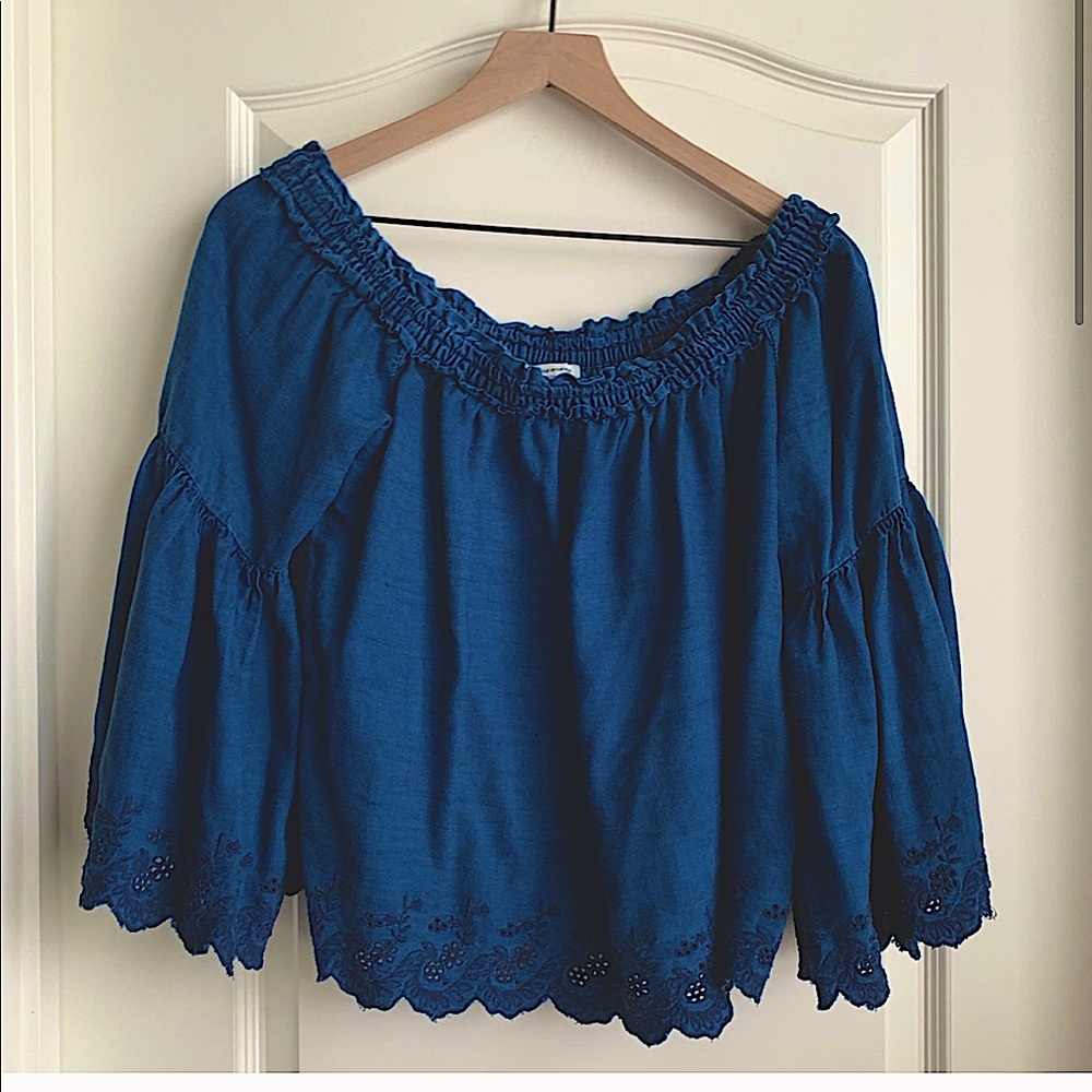 American Eagle Outfitters blue top